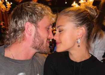 Evlenme teklifinde ünlü modele şok: Tek taş yüzük parmağına küçük geldi