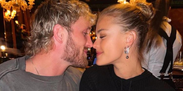 Evlenme teklifinde ünlü modele şok: Tek taş yüzük parmağına küçük geldi