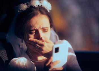 Evlenmek için dakikaları sayarken aldatıldığını öğrendi: Bildirileri düğünde damadın yüzüne okudu! İntikamı gazetelere haber oldu…