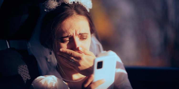 Evlenmek için dakikaları sayarken aldatıldığını öğrendi: Bildirileri düğünde damadın yüzüne okudu! İntikamı gazetelere haber oldu…