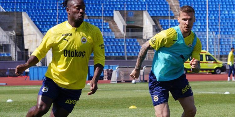 Fenerbahçe dar alanda pas çalıştı