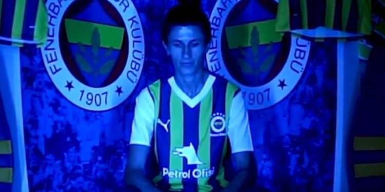 Fenerbahçe, Galatasaray’ın golcüsünü transfer etti