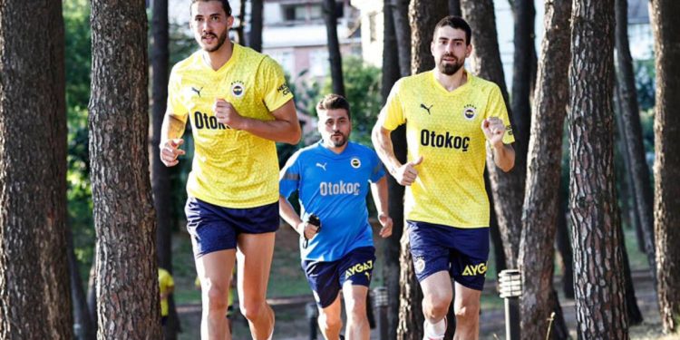 Fenerbahçe, günü çift idmanla tamamladı