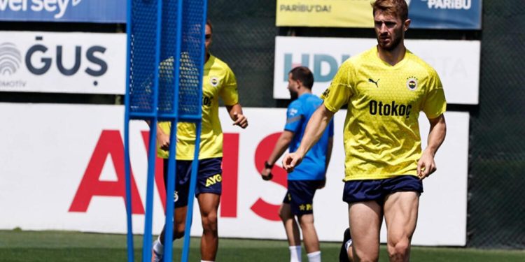 Fenerbahçe, günün birinci idmanında pas çalışması gerçekleştirdi