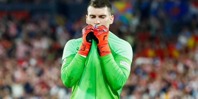 Fenerbahçe’den Livakovic için resmi teklif! Fiorentina ile Villarreal…