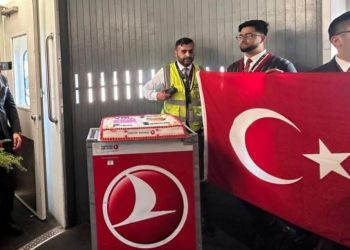 Filenin Sultanları için THY uçağında şampiyonluk pastası kesildi