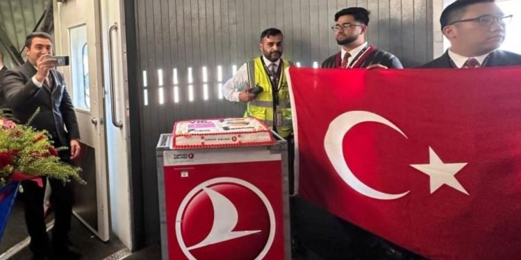 Filenin Sultanları için THY uçağında şampiyonluk pastası kesildi