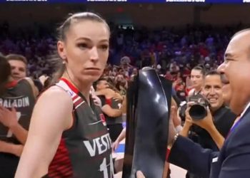 FIVB şampiyonluk merasiminde skandal! Eda Fazilet şaşkına döndü…