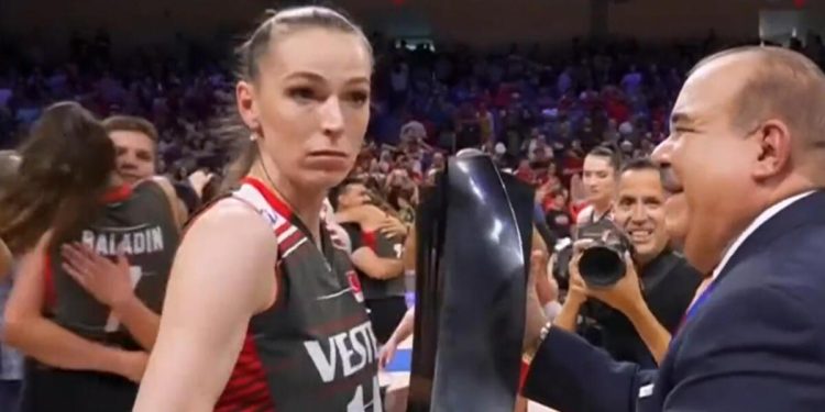 FIVB şampiyonluk merasiminde skandal! Eda Fazilet şaşkına döndü…