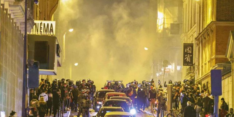 Fransa’da belediye liderinin konutu yakıldı..