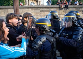 Fransa’da son durum: Belediye liderlerinden şiddet tersi mitingler