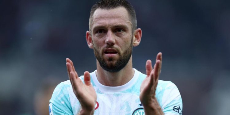 Galatasaray ve Fenerbahçe’nin gündemindeki De Vrij, imzayı attı!