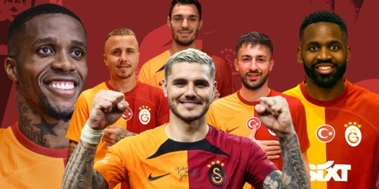 Galatasaray’da yıldızlar geçidi! Taraftarın önünde imza merasimi yapılıyor