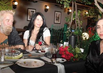 Gerçek sevgilisi yanında oturuyor!