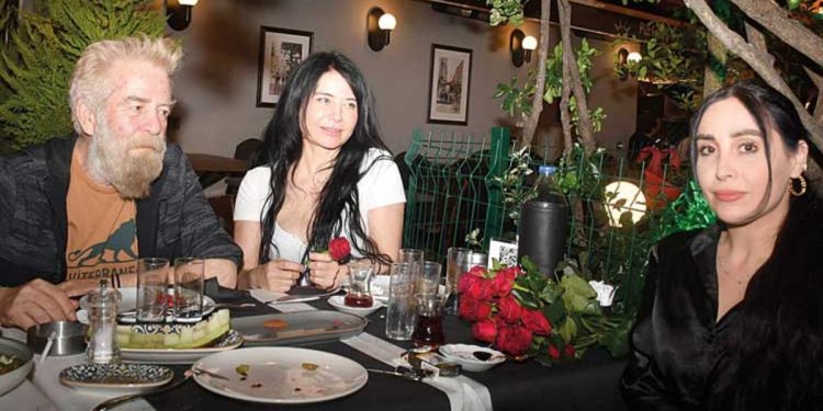 Gerçek sevgilisi yanında oturuyor!