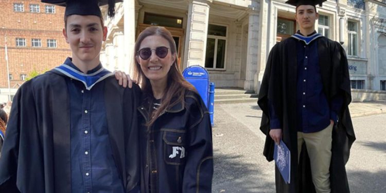 Gözlerimden yaşlar süzülüyor… Benim Can’ım mezun oldu!