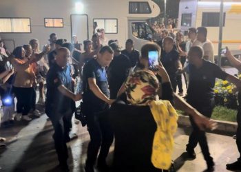 Güvenlik çemberi ile sahneye çıktı