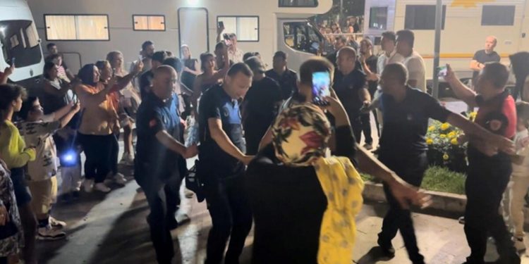 Güvenlik çemberi ile sahneye çıktı