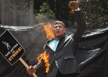 Herkes dehşetle izledi… Yıldız oyuncuya ikizi kadar benzeyen adam bir anda kendini yaktı