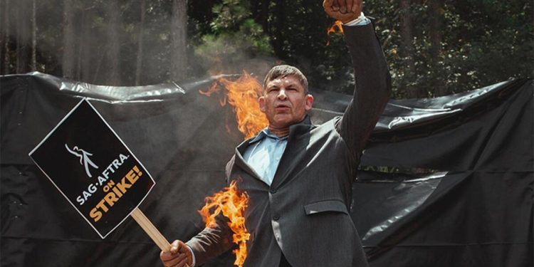 Herkes endişeyle izledi… Yıldız oyuncuya ikizi kadar benzeyen adam bir anda kendini yaktı