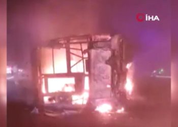 Hindistan’da devrilen otobüs alev aldı: 25 meyyit, 8 yaralı