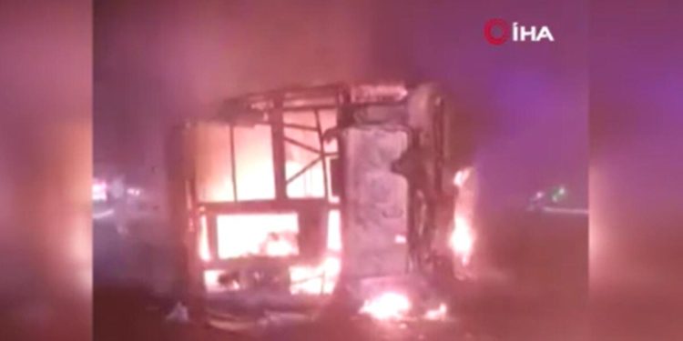 Hindistan’da devrilen otobüs alev aldı: 25 meyyit, 8 yaralı