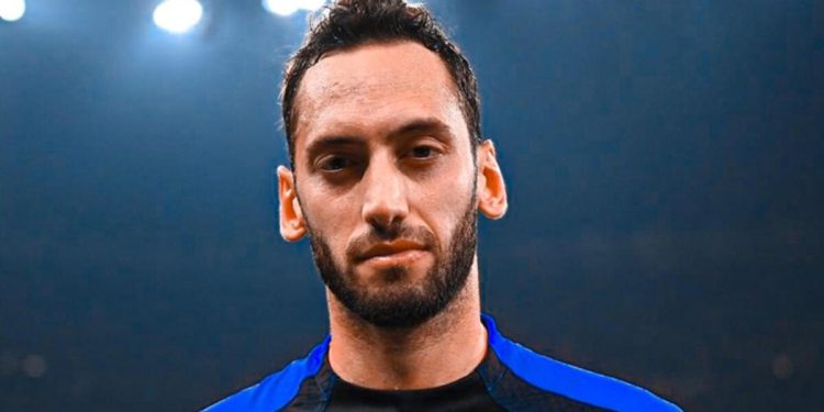 Inter, Hakan Çalhanoğlu’nun mukavelesini 2027 yılına kadar uzattı