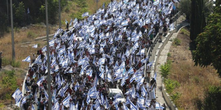 İsrail’de olaylar durulmuyor! On binlerce kişi Kudüs’e yürüdü