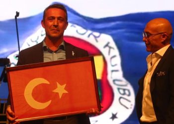 İzmir’de Ali Koç’a Kurtuluş Savaşı devri bayrağı armağan edildi