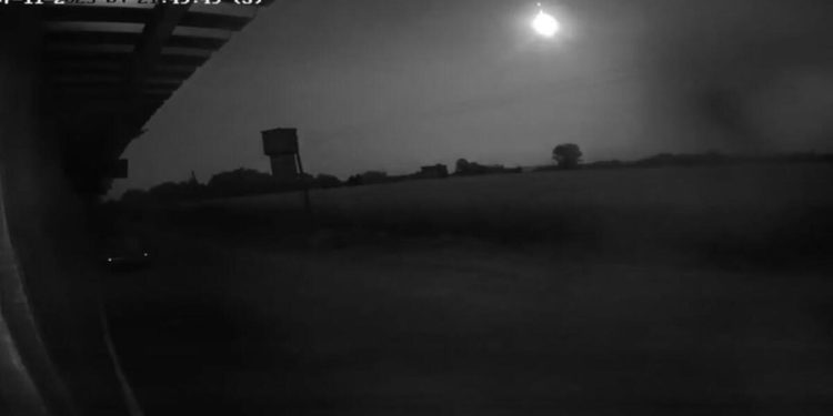 Kameralara bu türlü yansıdı: Bulgaristan üzerinden geçen meteor Romanya’ya düştü
