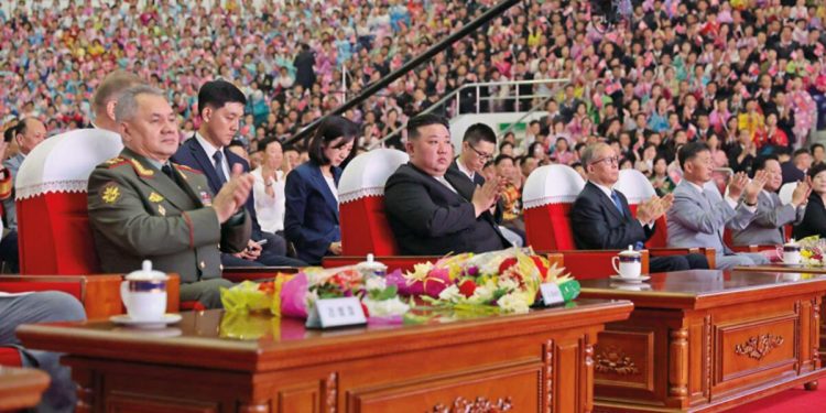 Kim 70’inci yılda gösteri yaptı! Bir yanında Rusya, bir yanında Çin