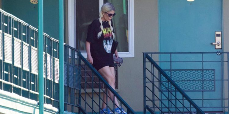 Milyarder annesi genç arkadaşıyla gününü gün ederken ünlü yıldız çocuklarıyla sokakta kaldı