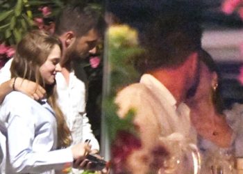 Miray Daner’den aşk öpücüğü!