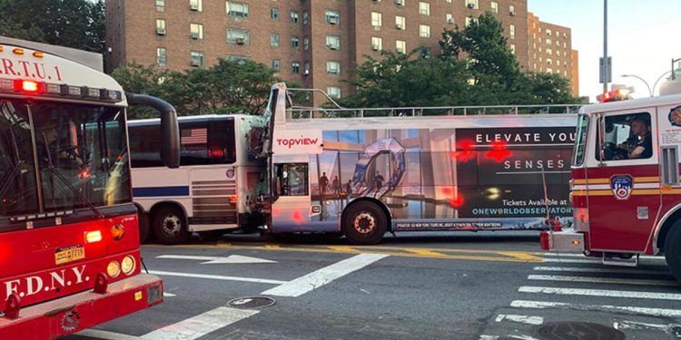 New York’ta iki otobüs çarpıştı: 18 yaralı