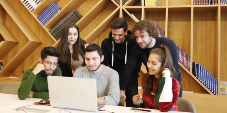 Öğrencilerin dörtte birine burs imkânı sunuyor