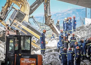 Onarımdaki köprü çöktü