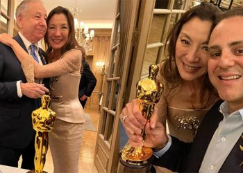 Oscar’lı yıldız 19 yıllık nişanlısıyla evlendi: İmzayı atmak için 6 bin 992 gün bekledik!