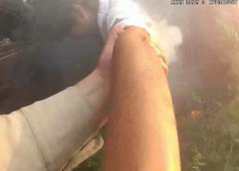 Polisin yanan araçtan sürücüyü kurtardığı anlar kameraya yansıdı