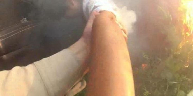 Polisin yanan araçtan sürücüyü kurtardığı anlar kameraya yansıdı