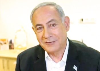 Protestolar yordu: Netanyahu’ya kalp pili takıldı