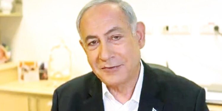 Protestolar yordu: Netanyahu’ya kalp pili takıldı