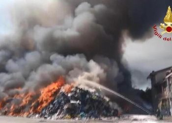 Roma’da yangın… Gruplar saatlerce söndüremedi