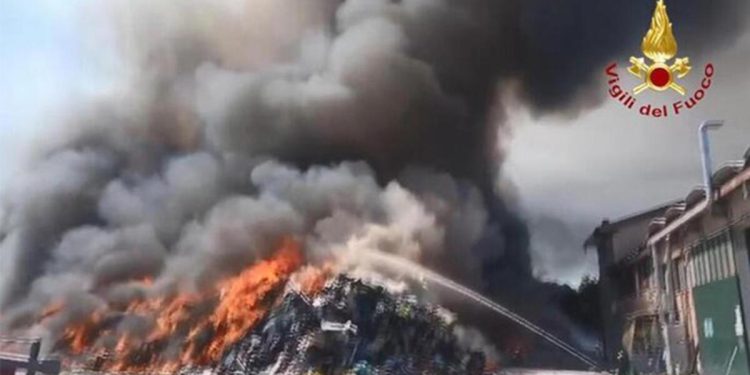 Roma’da yangın… Gruplar saatlerce söndüremedi