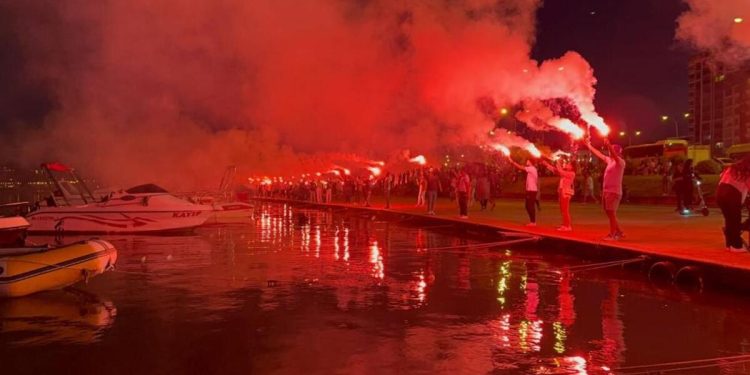 Samsunspor taraftarlarından meşaleli 58. yıl kutlaması