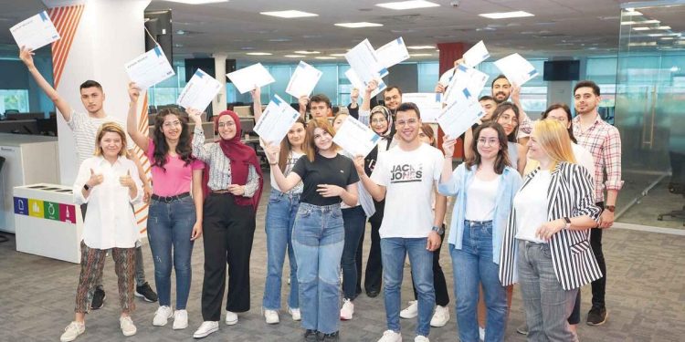 Sarsıntı bölgesindeki gençlere dijital takviye