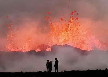 Sarsıntılar yanardağ patlamasını tetikledi