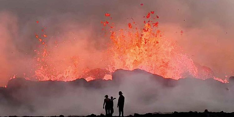 Sarsıntılar yanardağ patlamasını tetikledi