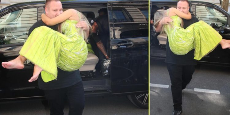 Seni şakacı! Yürümekten yorulunca muhafazası kucağında taşıdı