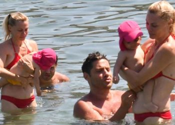 Seray Sever ikizleriyle denizde