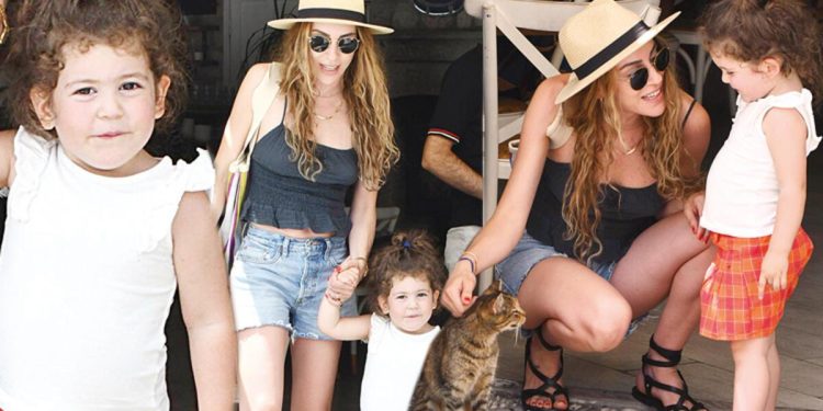 Sinem Kobal ile kızı Lalin tatilde